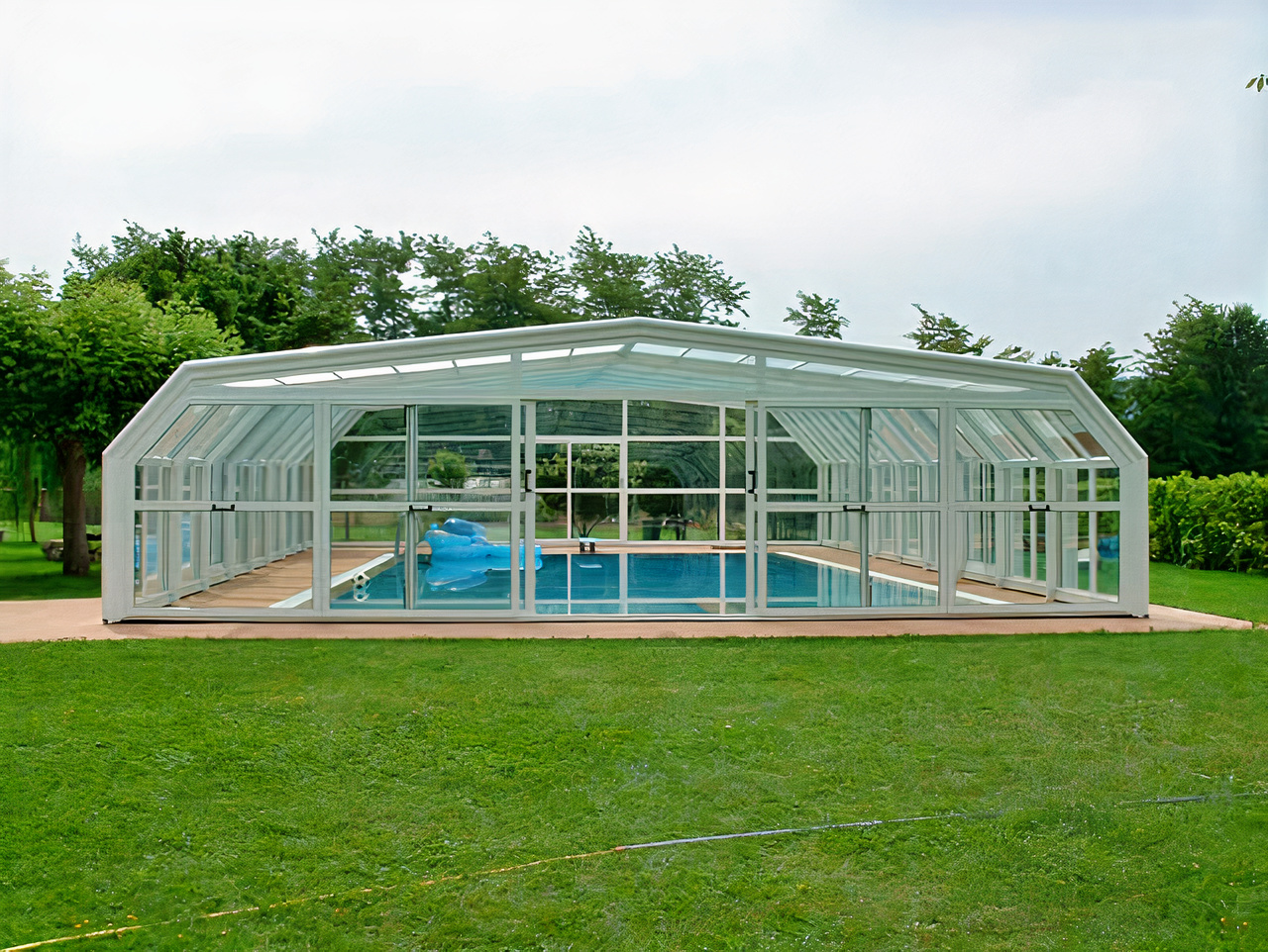 Hero Background - Professional retractable enclosures and telescopic pool enclosures